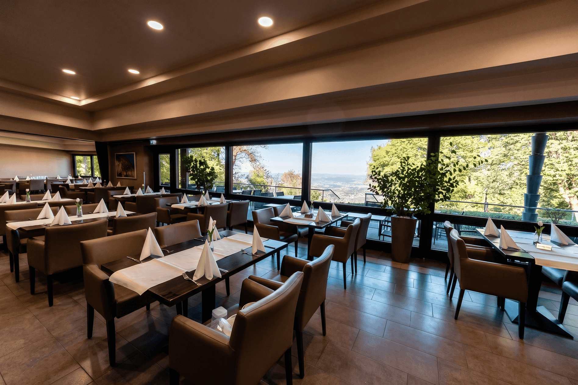 Innenraum des Restaurants Herkules Panorama mit Panoramafenstern und Blick auf Kassel.